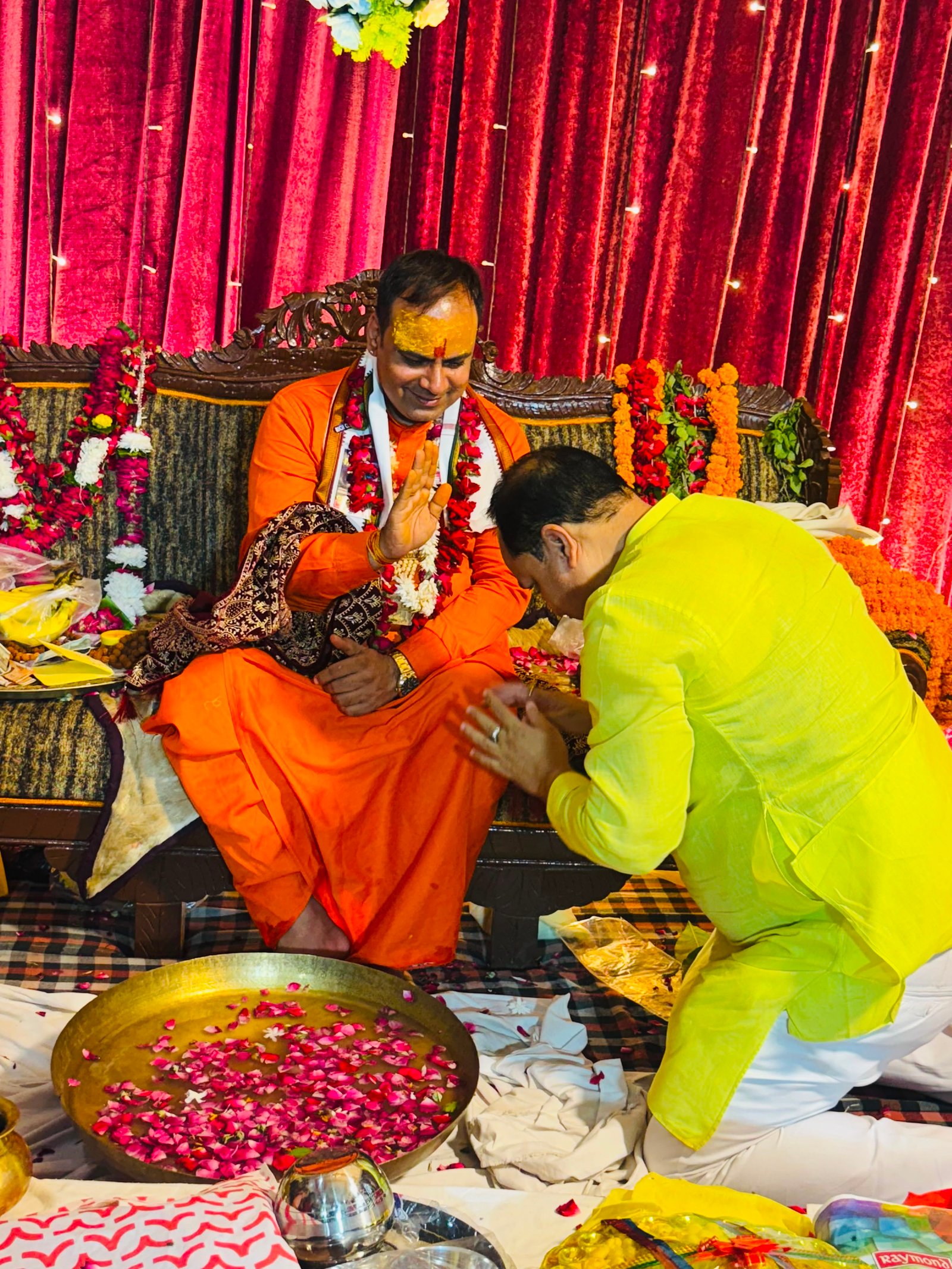 Receiving devotees' respects